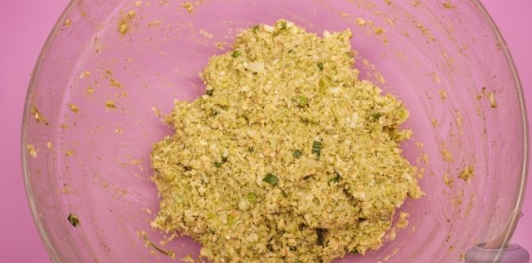 Фото приготовления рецепта: Котлеты из брокколи, овсянки и сыра - шаг №8