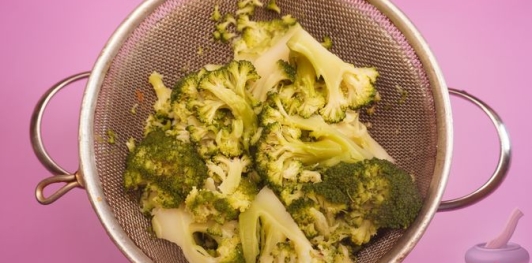 Фото приготовления рецепта: Котлеты из брокколи, овсянки и сыра - шаг №4