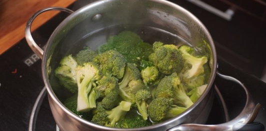 Фото приготовления рецепта: Котлеты из брокколи, овсянки и сыра - шаг №3