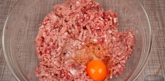 Фото приготовления рецепта: Котлеты из фарша с картошкой - шаг №4