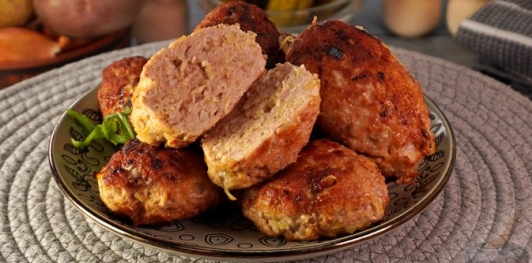 Фото приготовления рецепта: Котлеты из фарша с картошкой - шаг №13