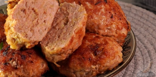 Фото приготовления рецепта: Котлеты из фарша с картошкой - шаг №14