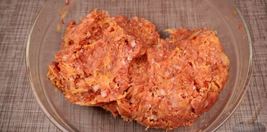 Фото приготовления рецепта: Котлеты из фарша с картошкой - шаг №8