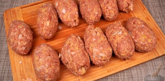 Фото приготовления рецепта: Котлеты из фарша с картошкой - шаг №9