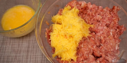 Фото приготовления рецепта: Котлеты из фарша с картошкой - шаг №7