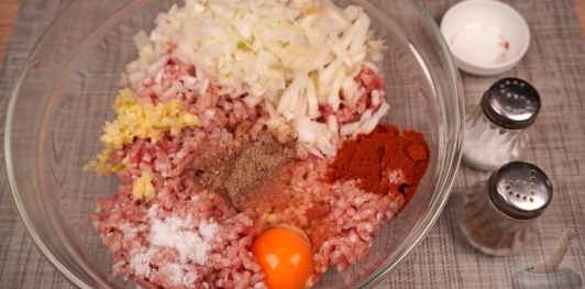 Фото приготовления рецепта: Котлеты из фарша с картошкой - шаг №5