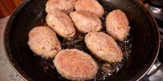 Фото приготовления рецепта: Котлеты из фарша с картошкой - шаг №10