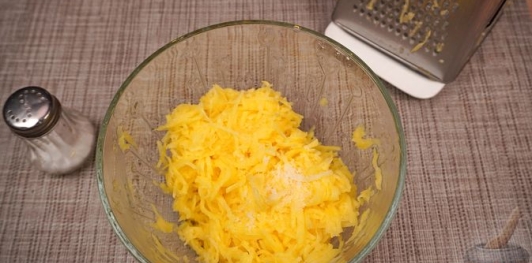 Фото приготовления рецепта: Котлеты из фарша с картошкой - шаг №2