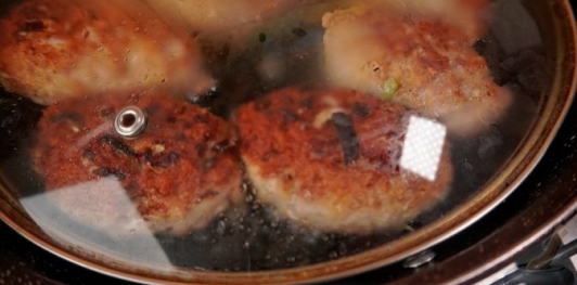 Фото приготовления рецепта: Котлеты из фарша с картошкой - шаг №12