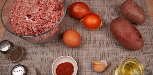 Фото приготовления рецепта: Котлеты из фарша с картошкой - шаг №1