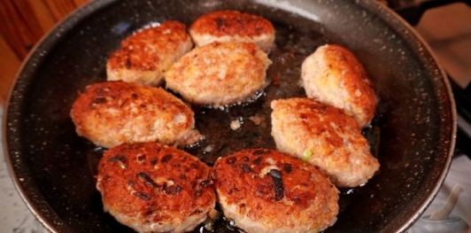 Фото приготовления рецепта: Котлеты из фарша с картошкой - шаг №11