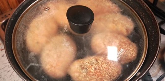 Фото приготовления рецепта: Котлеты из фарша, с вешенками - шаг №13