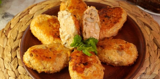 Фото приготовления рецепта: Котлеты из фарша, с вешенками - шаг №15