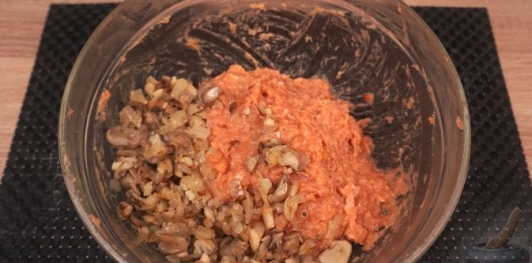 Фото приготовления рецепта: Котлеты из фарша, с вешенками - шаг №8