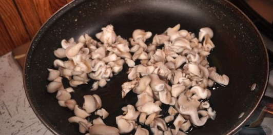 Фото приготовления рецепта: Котлеты из фарша, с вешенками - шаг №3