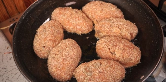 Фото приготовления рецепта: Котлеты из фарша, с вешенками - шаг №12