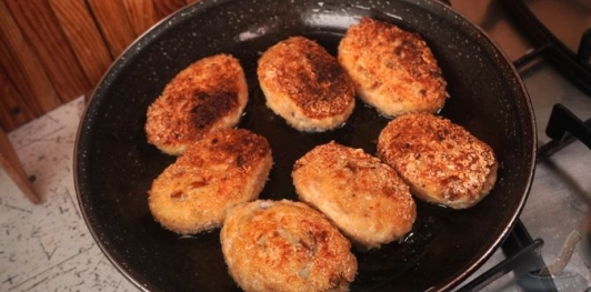 Фото приготовления рецепта: Котлеты из фарша, с вешенками - шаг №14