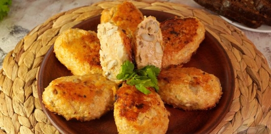 Фото приготовления рецепта: Котлеты из фарша, с вешенками - шаг №16