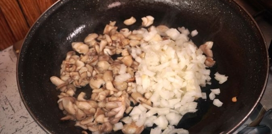 Фото приготовления рецепта: Котлеты из фарша, с вешенками - шаг №5