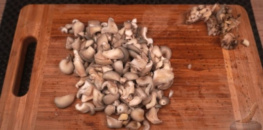 Фото приготовления рецепта: Котлеты из фарша, с вешенками - шаг №2