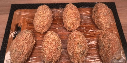 Фото приготовления рецепта: Котлеты из фарша, с вешенками - шаг №11