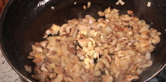 Фото приготовления рецепта: Котлеты из фарша, с вешенками - шаг №6