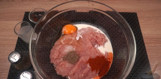 Фото приготовления рецепта: Котлеты из фарша, с вешенками - шаг №7