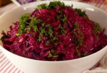 Краснокочанная капуста, тушенная с яблоками