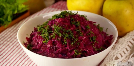 Фото приготовления рецепта: Краснокочанная капуста, тушенная с яблоками - шаг №16