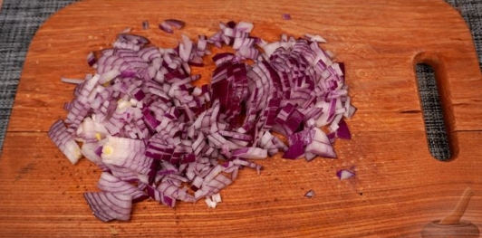 Фото приготовления рецепта: Краснокочанная капуста, тушенная с яблоками - шаг №3