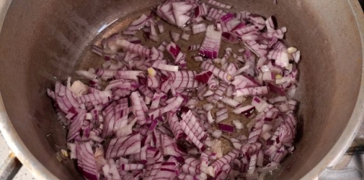 Фото приготовления рецепта: Краснокочанная капуста, тушенная с яблоками - шаг №4