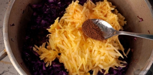 Фото приготовления рецепта: Краснокочанная капуста, тушенная с яблоками - шаг №13