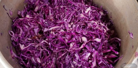 Фото приготовления рецепта: Краснокочанная капуста, тушенная с яблоками - шаг №7