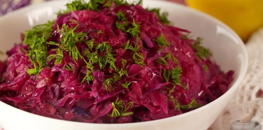 Фото приготовления рецепта: Краснокочанная капуста, тушенная с яблоками - шаг №18