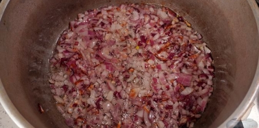 Фото приготовления рецепта: Краснокочанная капуста, тушенная с яблоками - шаг №5