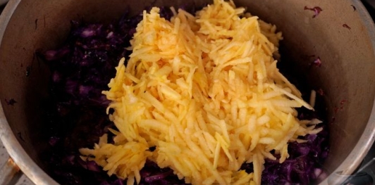 Фото приготовления рецепта: Краснокочанная капуста, тушенная с яблоками - шаг №11