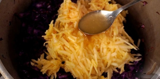 Фото приготовления рецепта: Краснокочанная капуста, тушенная с яблоками - шаг №12