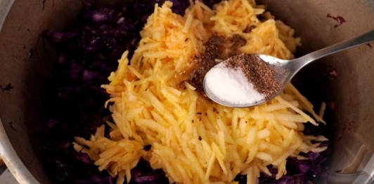 Фото приготовления рецепта: Краснокочанная капуста, тушенная с яблоками - шаг №14