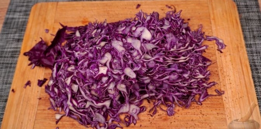 Фото приготовления рецепта: Краснокочанная капуста, тушенная с яблоками - шаг №2