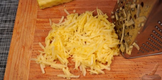 Фото приготовления рецепта: Краснокочанная капуста, тушенная с яблоками - шаг №8