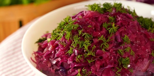 Фото приготовления рецепта: Краснокочанная капуста, тушенная с яблоками - шаг №17