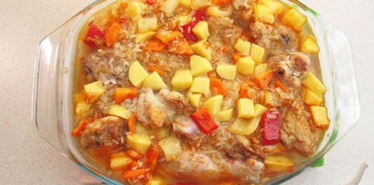 Фото приготовления рецепта: Курица с рисом, картошкой и болгарским перцем (в духовке) - шаг №17