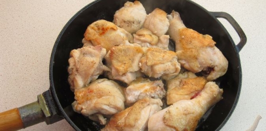 Фото приготовления рецепта: Курица с рисом, картошкой и болгарским перцем (в духовке) - шаг №7