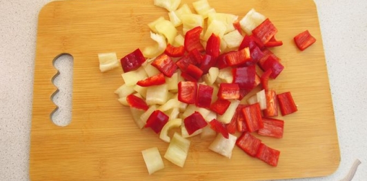 Фото приготовления рецепта: Курица с рисом, картошкой и болгарским перцем (в духовке) - шаг №6