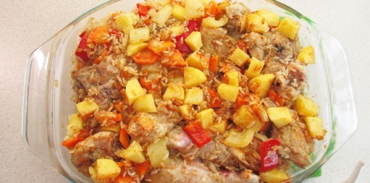 Фото приготовления рецепта: Курица с рисом, картошкой и болгарским перцем (в духовке) - шаг №16