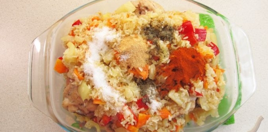 Фото приготовления рецепта: Курица с рисом, картошкой и болгарским перцем (в духовке) - шаг №15