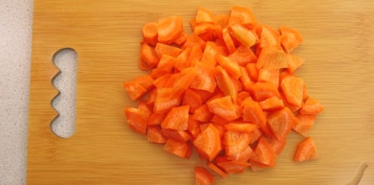 Фото приготовления рецепта: Курица с рисом, картошкой и болгарским перцем (в духовке) - шаг №4