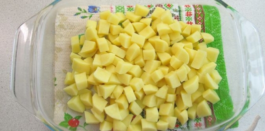 Фото приготовления рецепта: Курица с рисом, картошкой и болгарским перцем (в духовке) - шаг №12