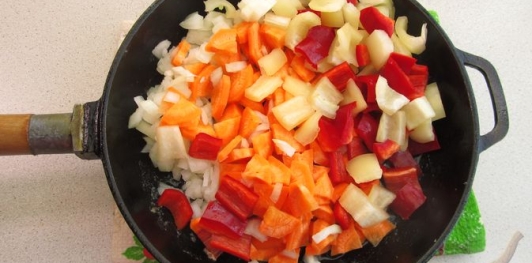 Фото приготовления рецепта: Курица с рисом, картошкой и болгарским перцем (в духовке) - шаг №8