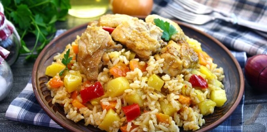 Фото приготовления рецепта: Курица с рисом, картошкой и болгарским перцем (в духовке) - шаг №19